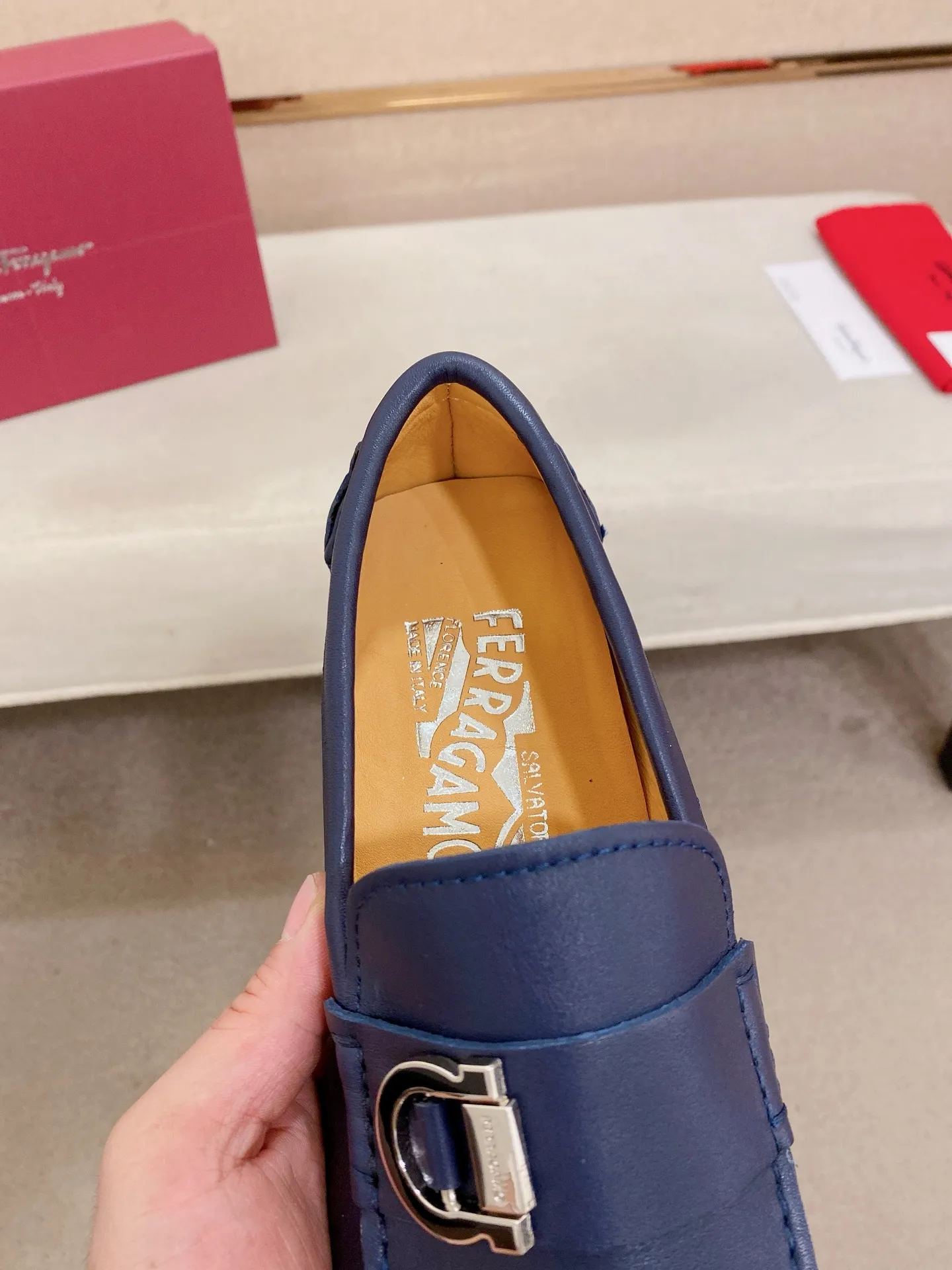 Men's shoes💰: 540💰High-end quality! Ferragamo🆕🆕Exclusive hot-selling products in stock🔥🔥New products on the shelves, high-quality Ferragamo men's pea shoes, high-end casual driving shoes, with complete packaging! 💪 💪 Material: imported first-layer pebbled cowhide 🐂 + imported high-quality water-dyed cowhide lining + wear-resistant outsole 👍🏻👍🏻 Features: high-end and comfortable, purely handmade 🚀 🚀 Create the perfect shoe that suits you best 🔥 🔥 Size: (38-44) 45 standard size can be customized!